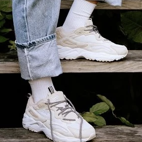 低至5折 $64收封面FILA复古运动鞋 UO 男女潮鞋 $82收Yeezy 500平替版 $39收FILA 老爹鞋