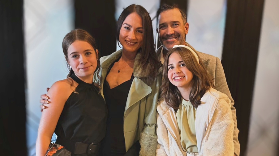 维多利亚地产经纪人Courtnay Paige与她的家人。Paige的所有Meta账户都已被暂停,并被错误指控严重不当行为。(提交)