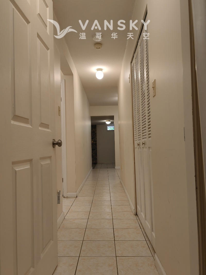 230807104459_1-hallway.jpg