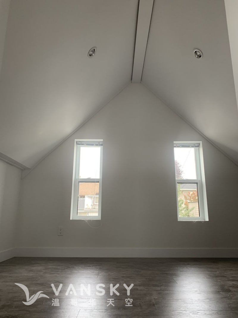 250121113119_ty-room-hardwood-floor-vaulted-ceiling-natural-light-1668220.jpg