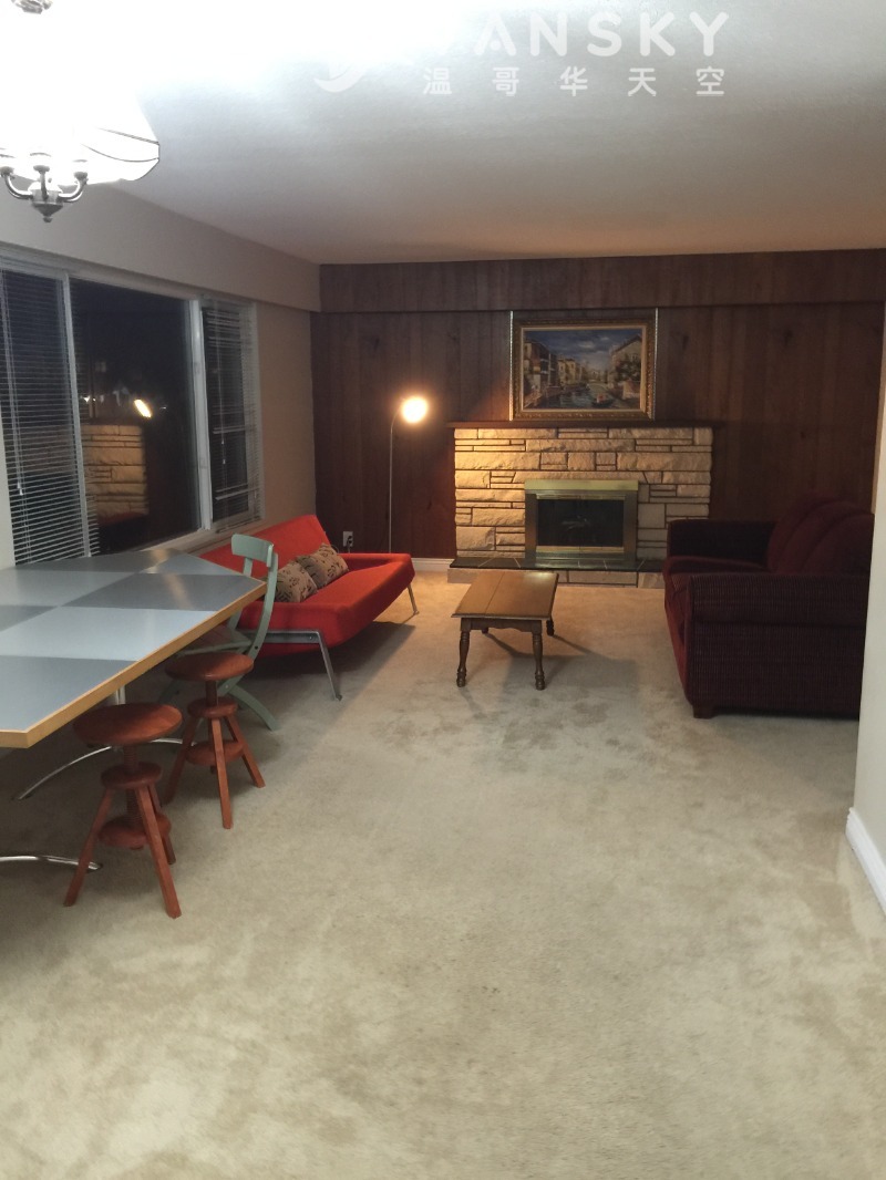 251020153444_livingroom1.JPG